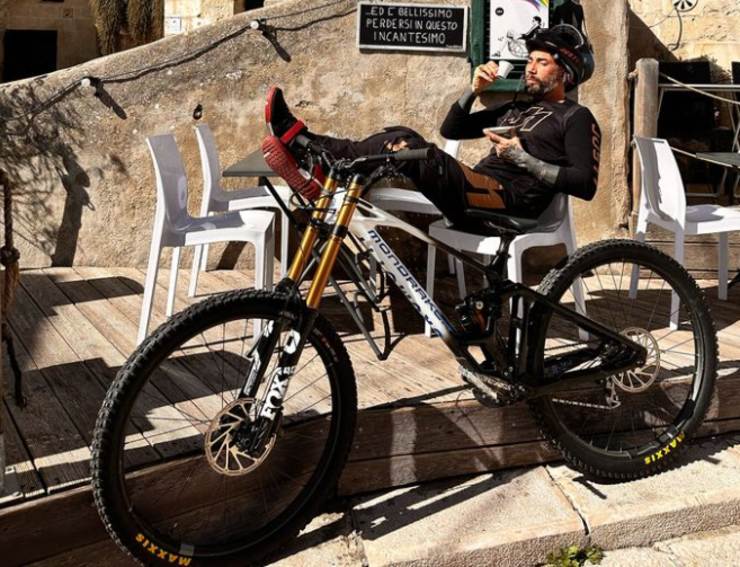Vittorio Brumotti con la sua bici