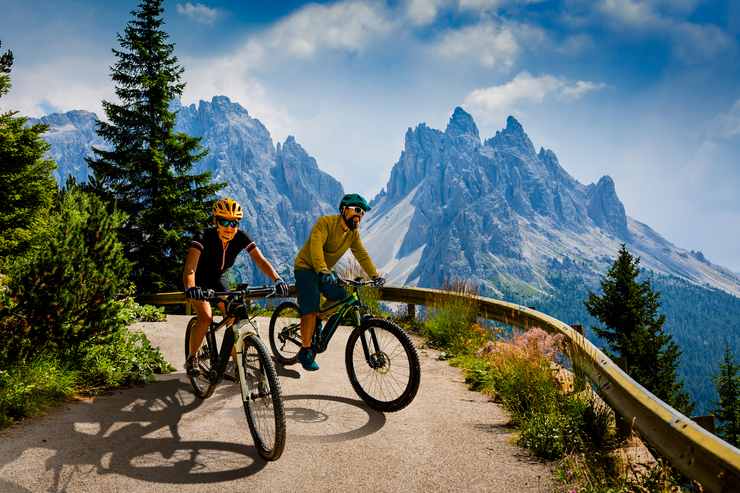 Coppia in bici sulle Dolomiti