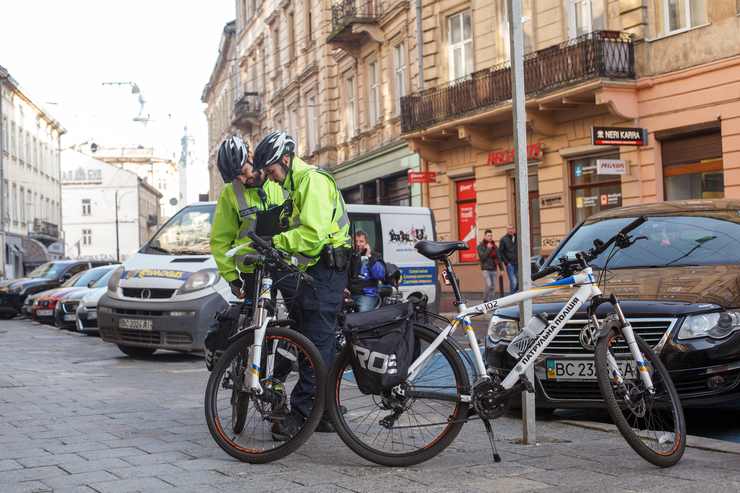 Poliziotti multano una bici