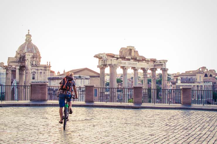 Un uomo in bici a Roma