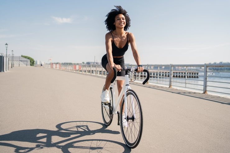 Una donna in bicicletta