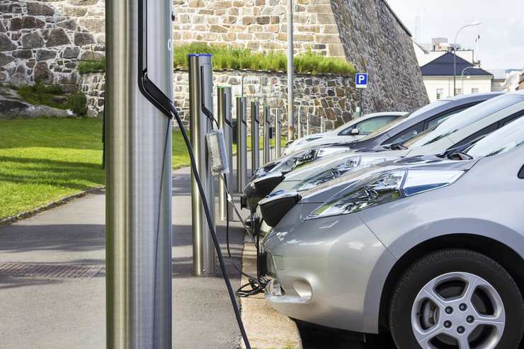 Auto elettriche in ricarica