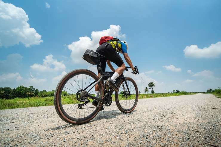 Bici gravel con accessori