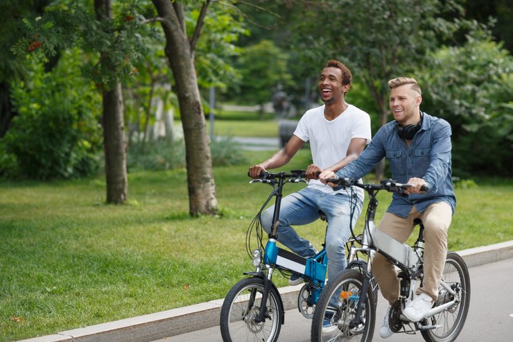 Due amici sulle loro bici elettriche