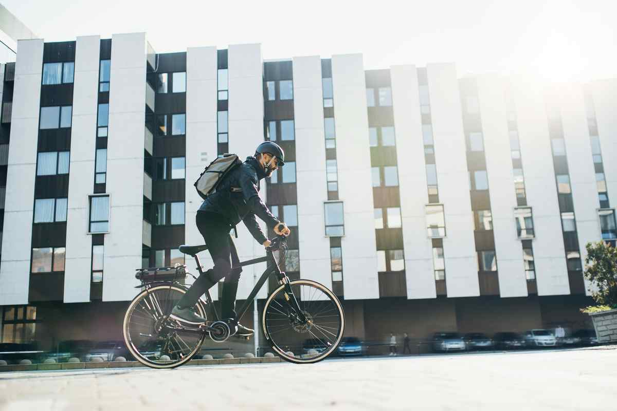 Un uomo su una bici elettrica