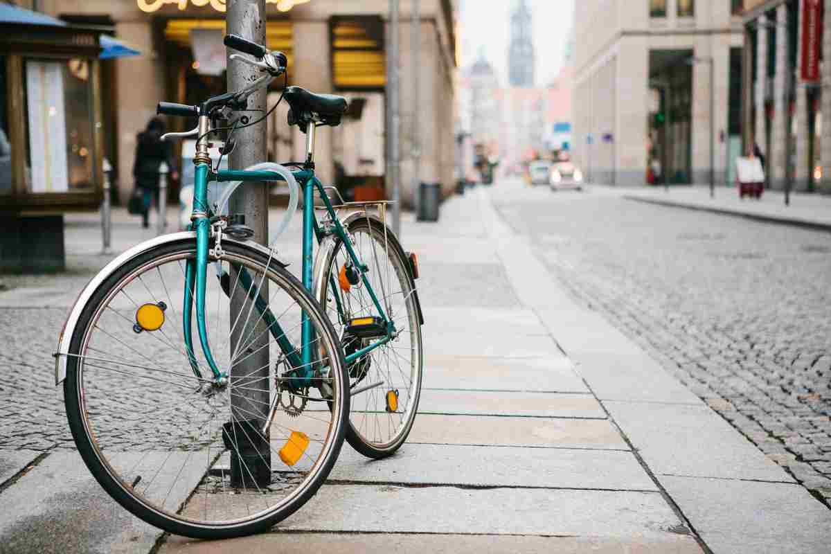 Una bici legata al palo