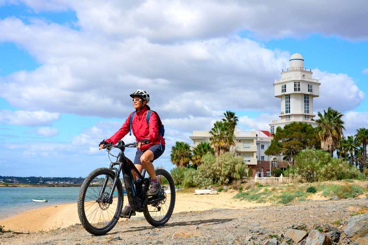 Una donna su una bici elettrica