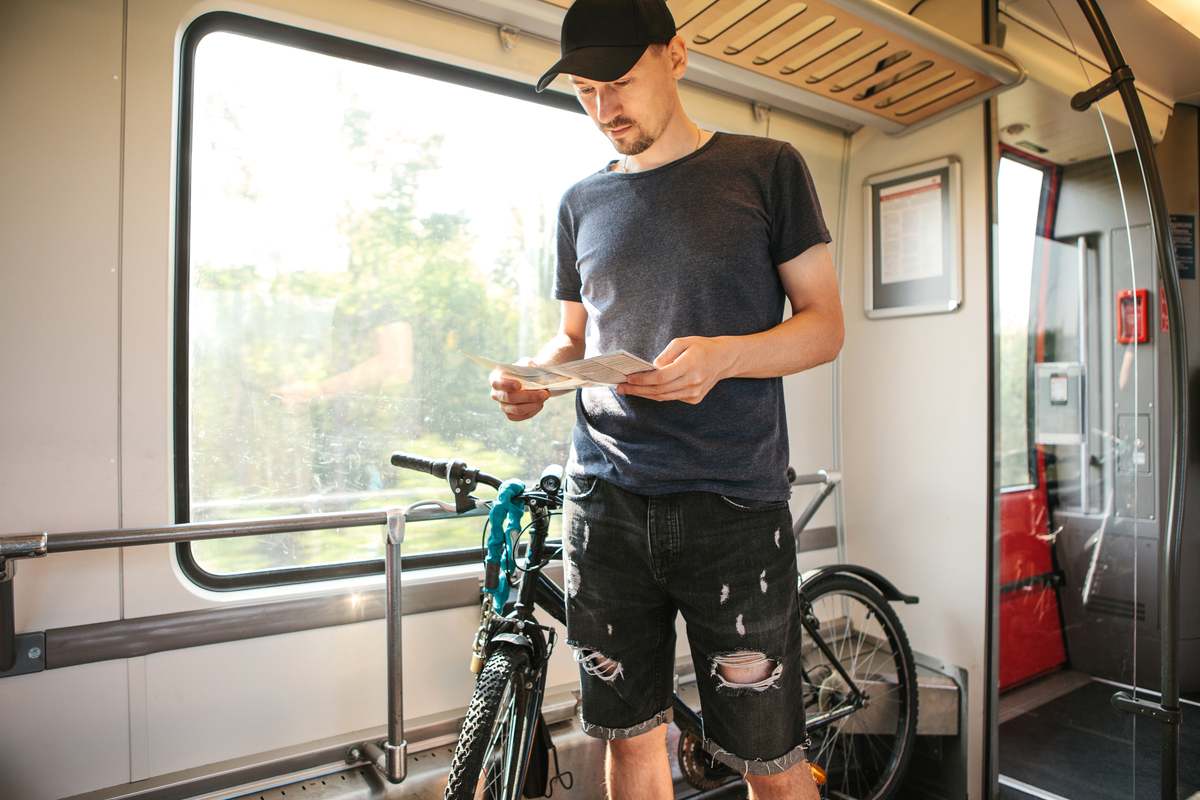 Un ciclista con la sua bici in treno