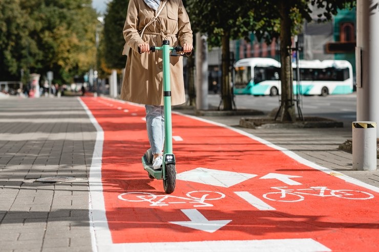 Un monopattino in strada