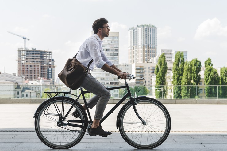 Un uomo va a lavoro in bici