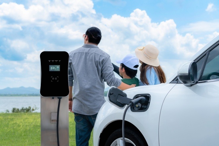 Un'auto elettrica in ricarica