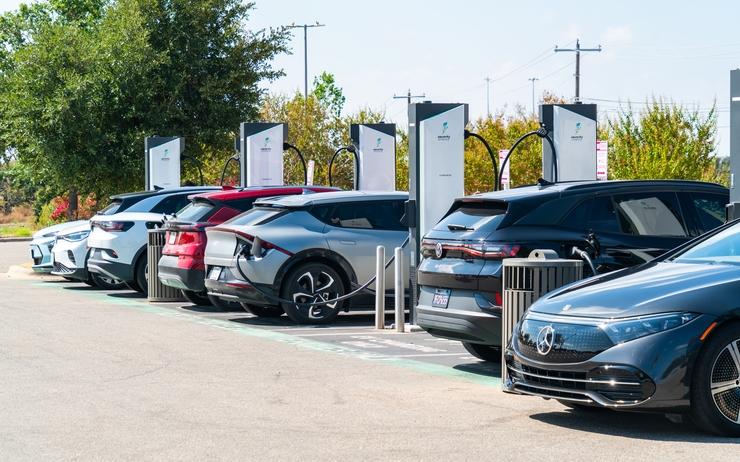 Auto elettriche in ricarica