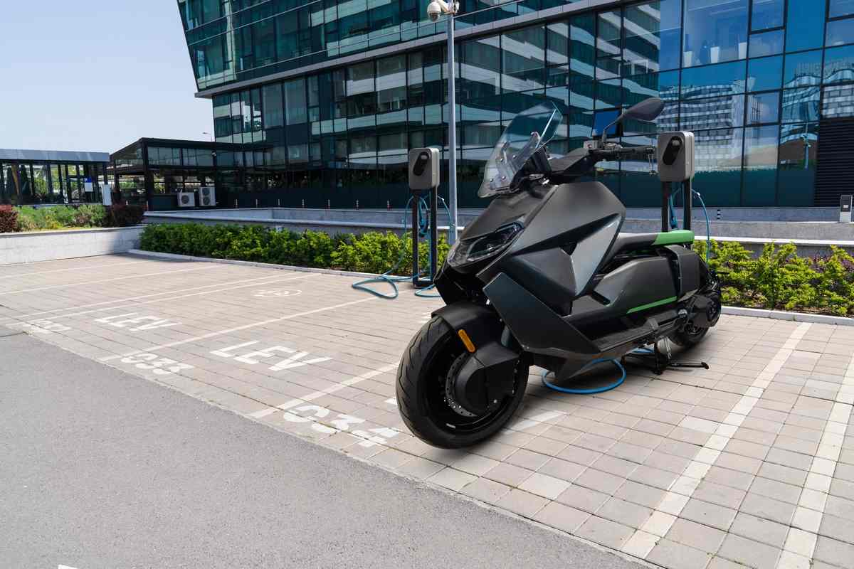 Scooter elettrico in ricarica