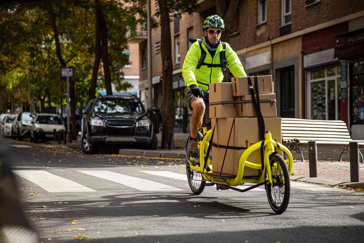 Un corriere su una cargo bike