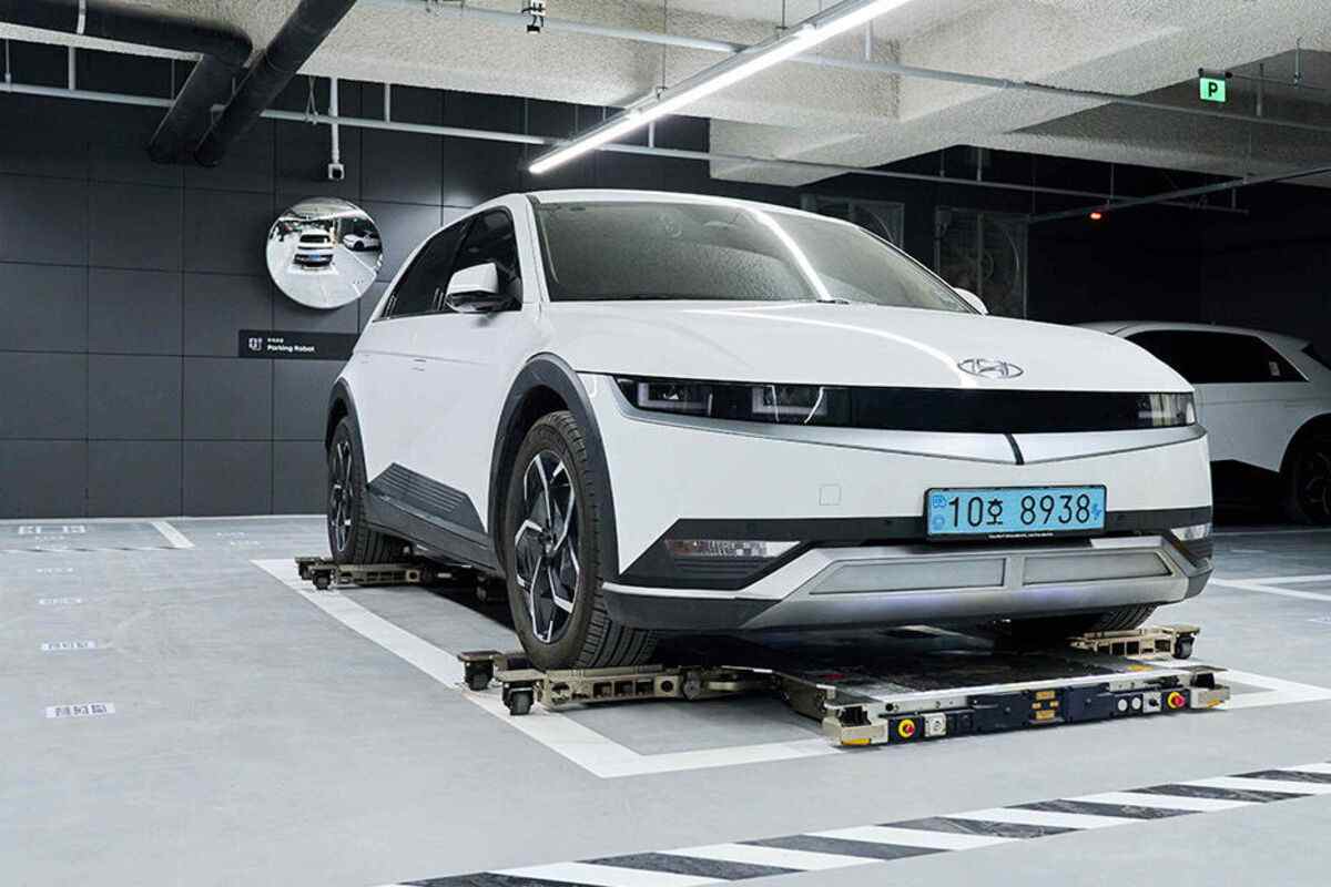 Hyundai, le auto elettriche si ricaricano e si parcheggiano da sole