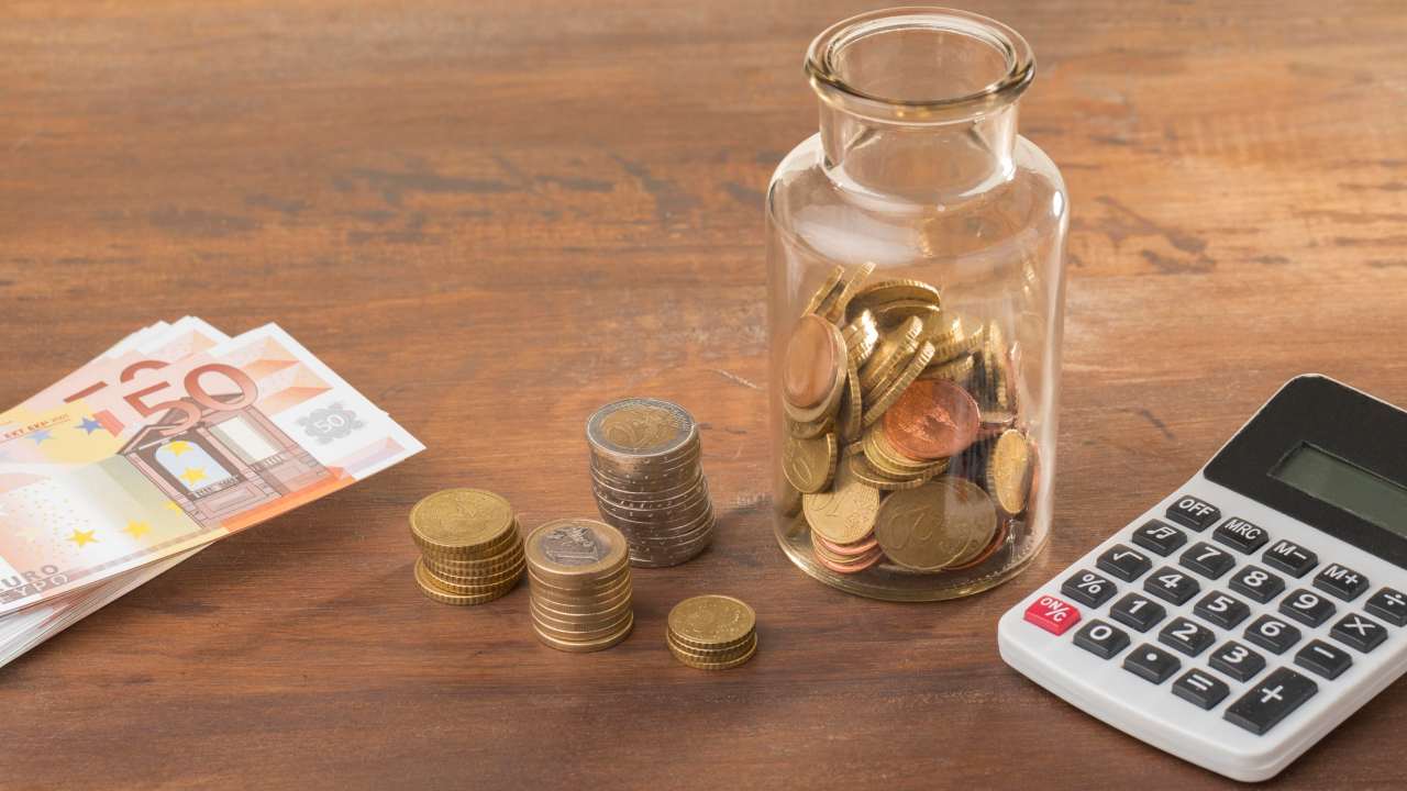 Busta paga, spunta un nuovo taglio - fonte Freepik - suipedali.it