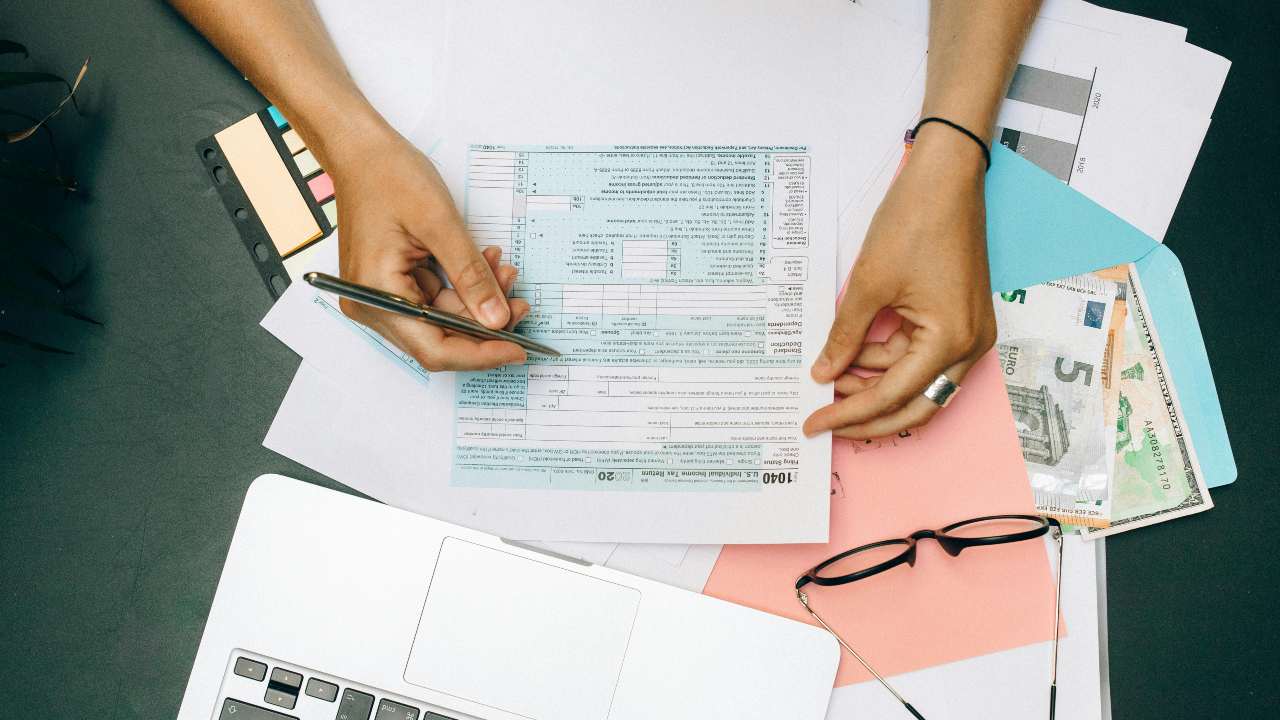 Carta Dedicata a te, chi la perde - fonte Pexels - suipedali.it