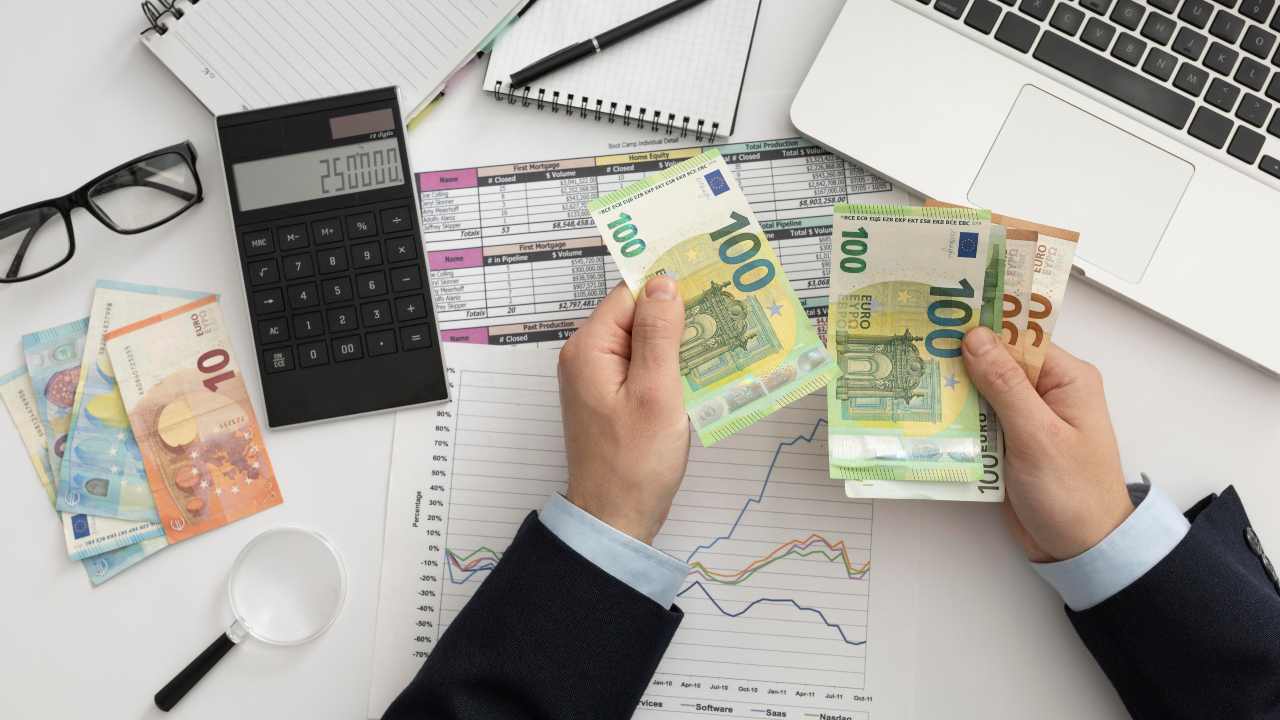 Quanti soldi puoi tenere in casa - fonte Freepik - suipedali.it