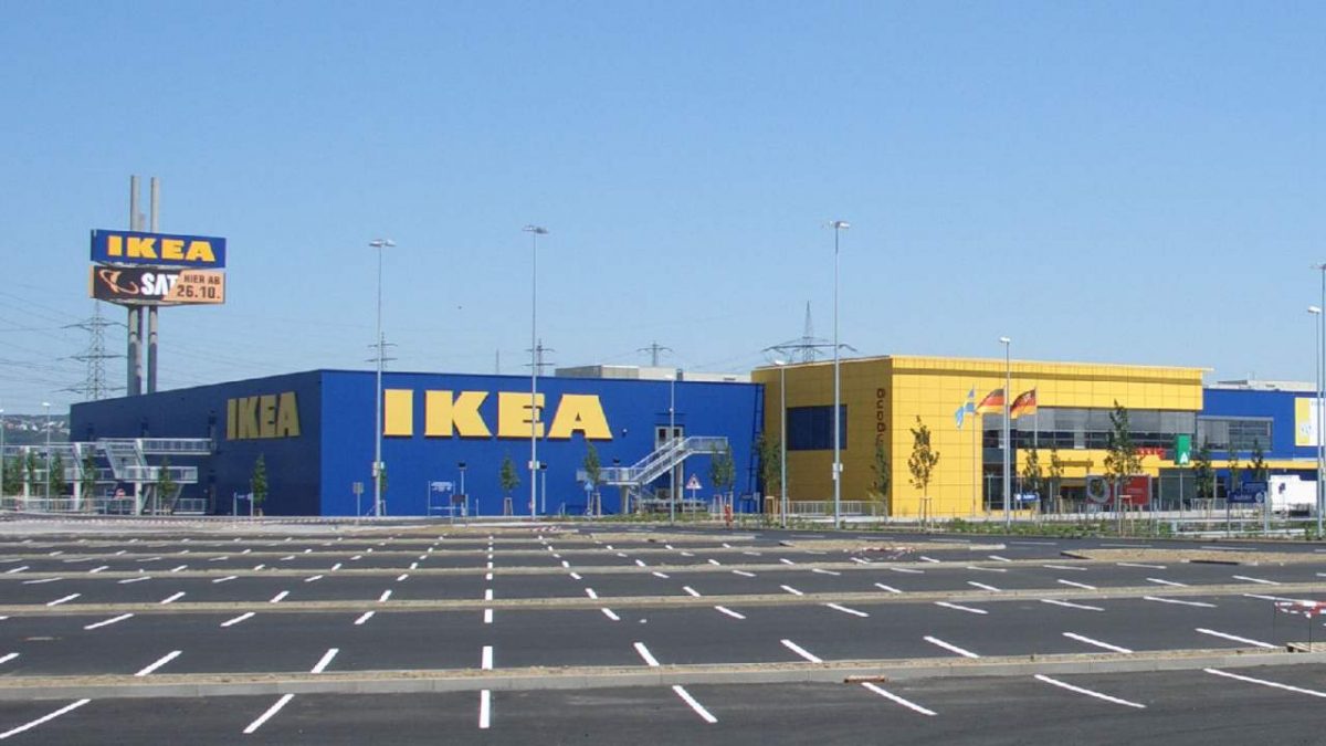 L'auto di Ikea - fonte Facebook - suipedali.it
