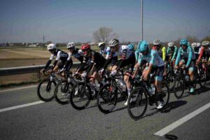 Ciclisti in gruppo durante una gara