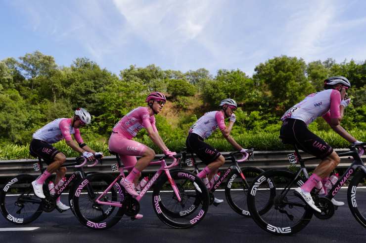 Tadej Pogacar in maglia rosa Giro d'Italia 2024