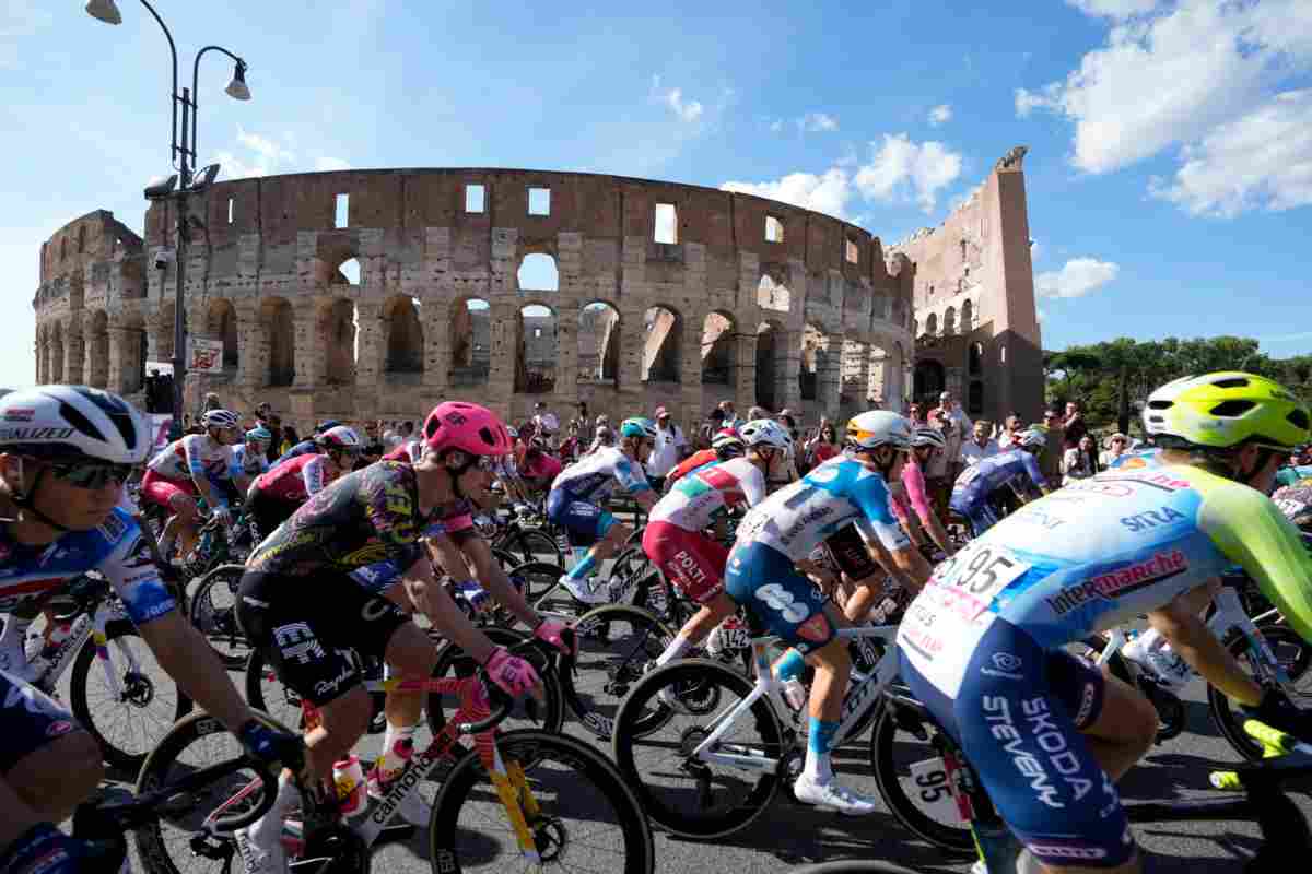 Gruppo ciclisti sullo sfondo del Colosseo