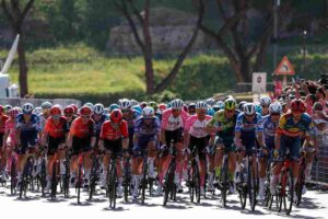 Ciclisti durante una tappa Giro d'Italia 2024