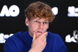 Jannik Sinner perplesso in conferenza stampa