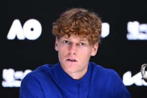 Jannik Sinner perplesso in conferenza stampa