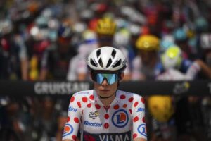 Jonas Vingegaard in primo piano e in maglia a pois