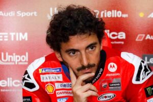 Pecco Bagnaia sconsolato nel box Ducati