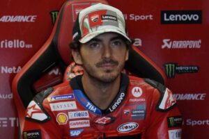 Pecco Bagnaia sconsolato ai box