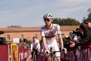 Tadej Pogacar in bicicletta e con la maglia iridata