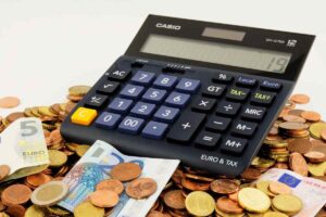calcolatrice posta sopra monete e banconote