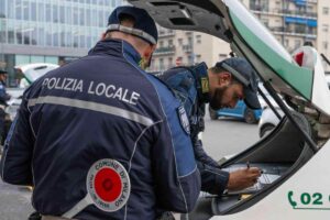 agenti della polizia locale compilano un verbale