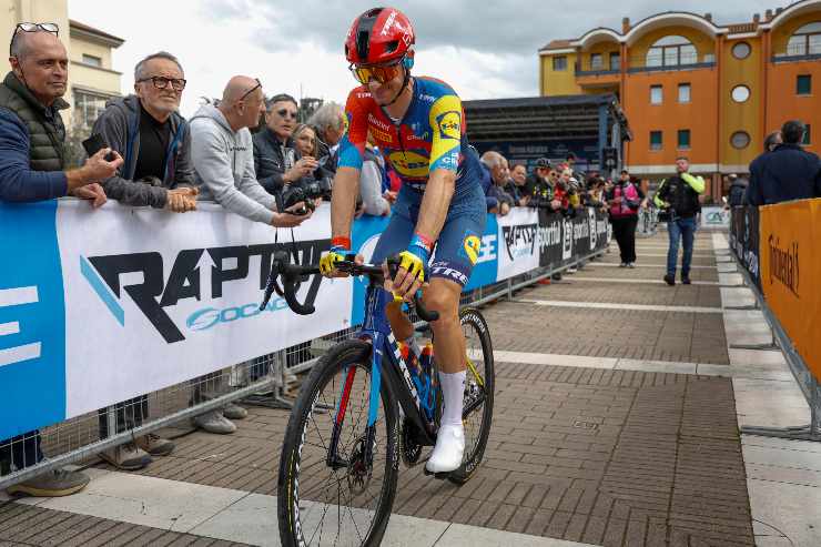 Giulio Ciccone in bici prima del via della gara
