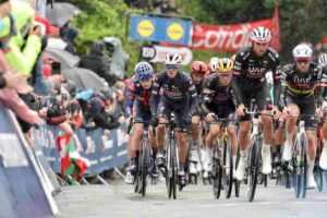ciclisti in gruppo in salita
