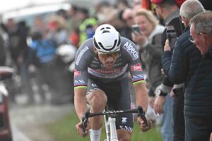 Mathieu Van der Poel procede tra gli spettatori della Roubaix