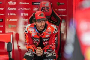 Pecco Bagnaia seduto nel box Ducati
