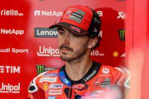 Pecco Bagnaia con lo sguardo preoccupato nel box Ducati