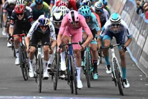 I ciclisti competono durante una tappa del Giro d'Italia 2025