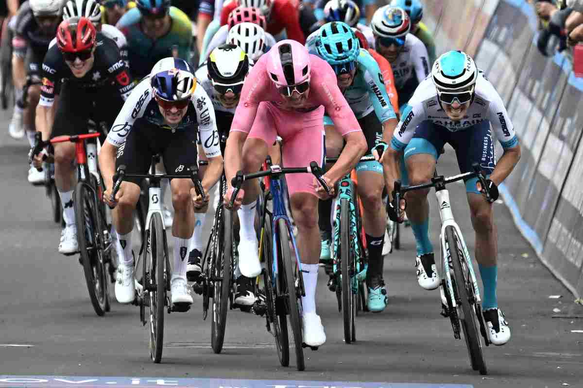 I ciclisti competono durante una tappa del Giro d'Italia 2025
