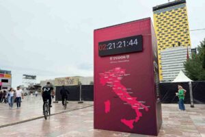 Percorso Giro d'Italia 2025 tracciato su un box in cartonato