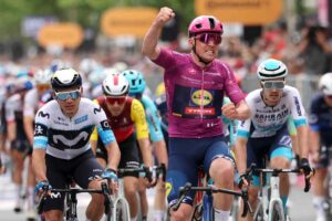 Mads Pedersen con il pugno alzato dopo lo sprint vincente nella terza tappa Giro d'Italia 2025