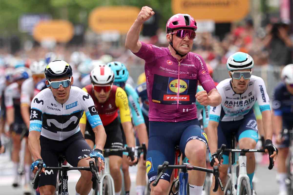 Mads Pedersen con il pugno alzato dopo lo sprint vincente nella terza tappa Giro d'Italia 2025