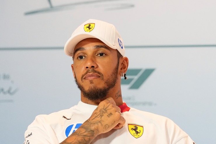 Lewis Hamilton durante la conferenza stampa a Miami