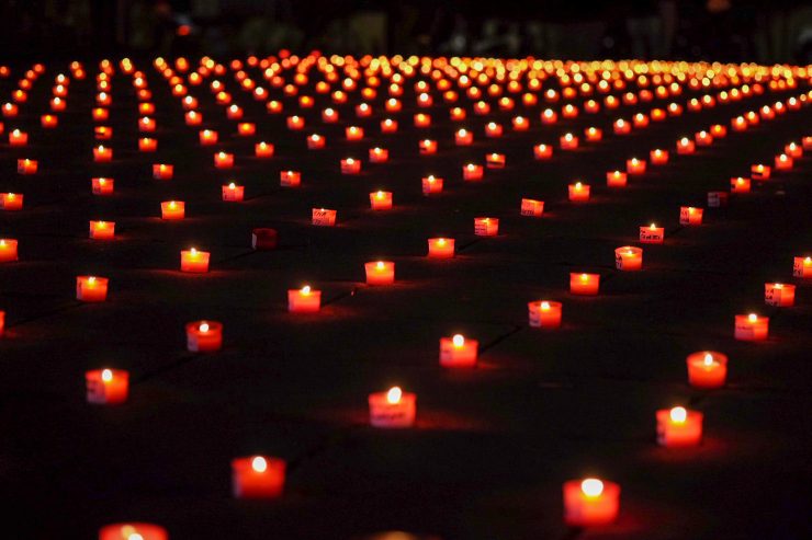 Distesa di candele accese in segno di lutto