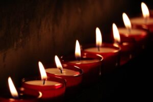 Candele in fila indiana e trasversale