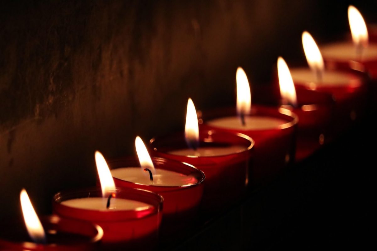 Candele in fila indiana e trasversale
