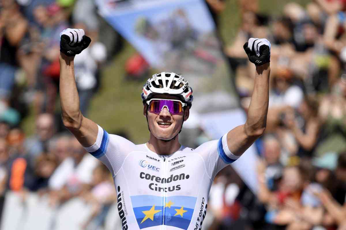 Mathieu Van der Poel alza le braccia al cielo dopo una vittoria in mountain bike